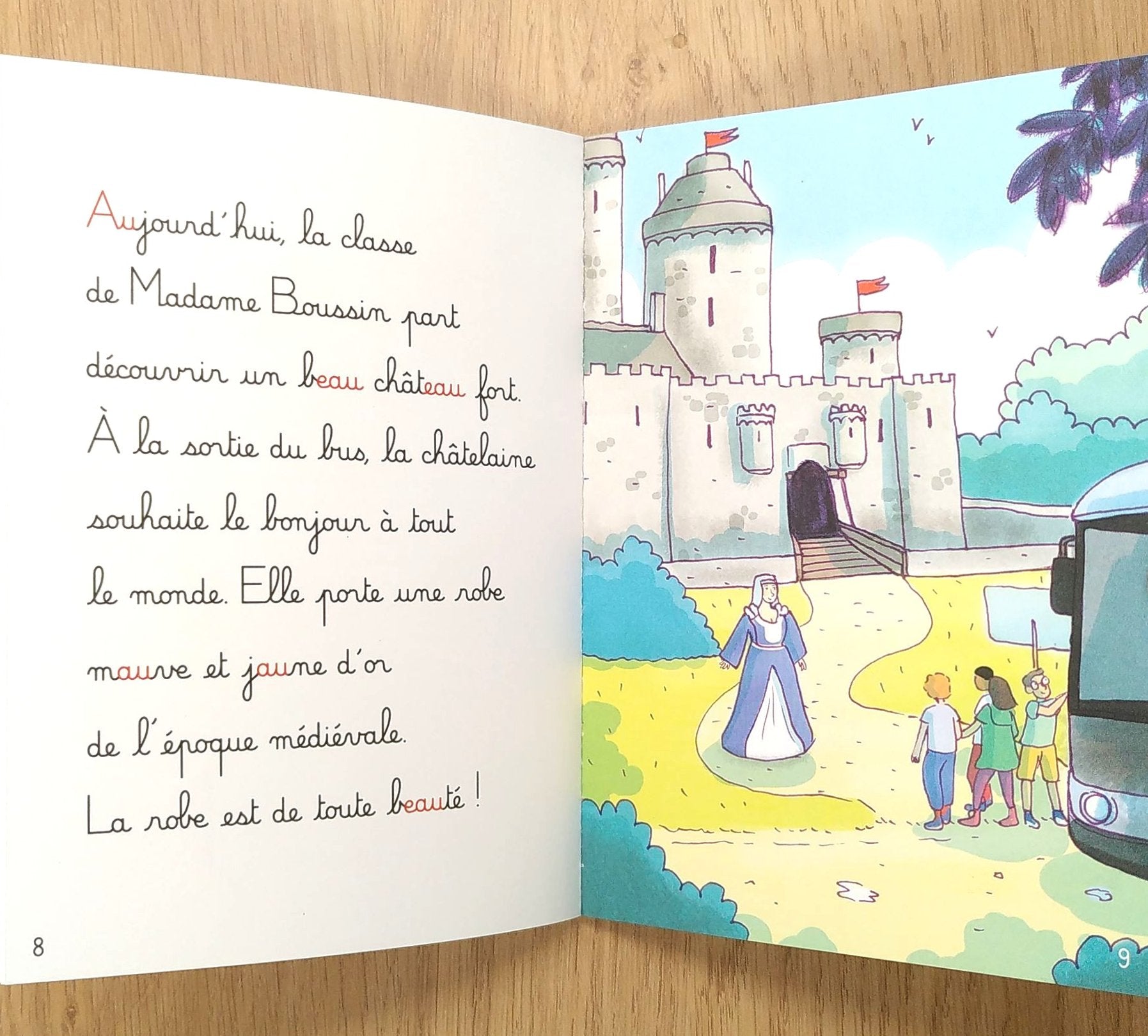 Au château fort - Mes premières lectures Montessori - Lettres en lié (cursive) - N5 Montessori & Steiner La family shop