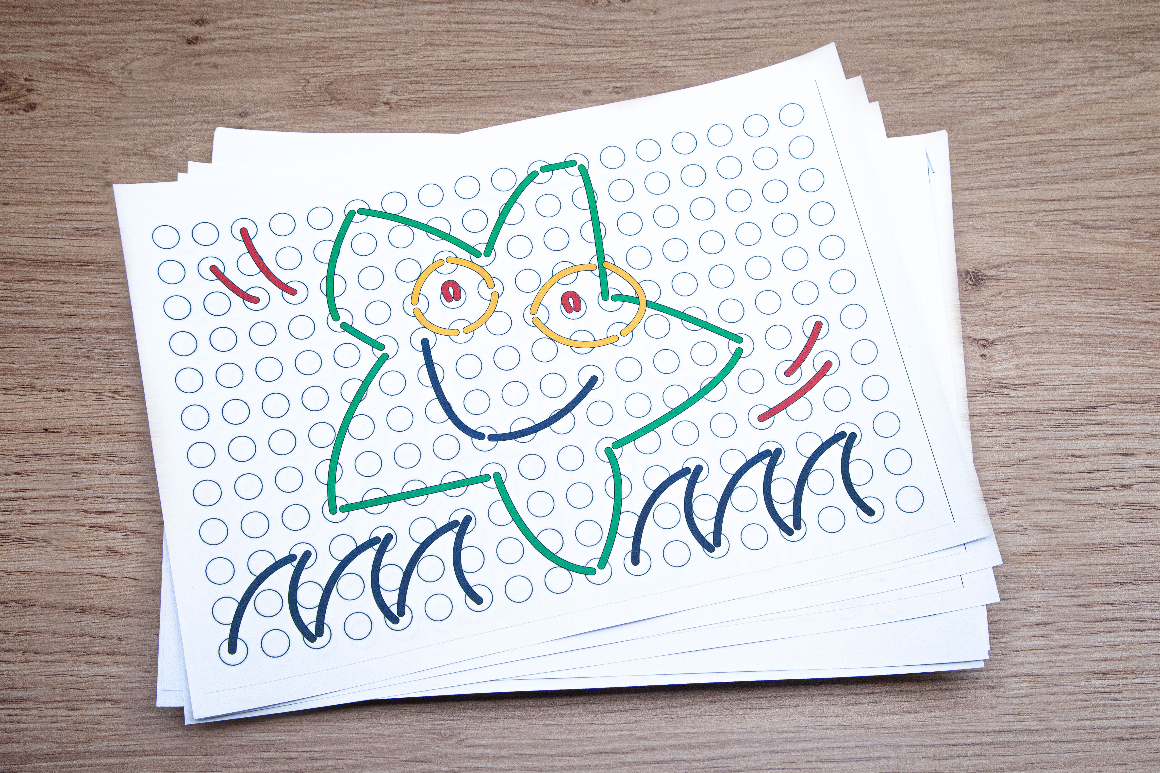 Plaque d'enfilage avec lacets de couleurs - Set ludique Jeux & loisirs créatifs La family shop