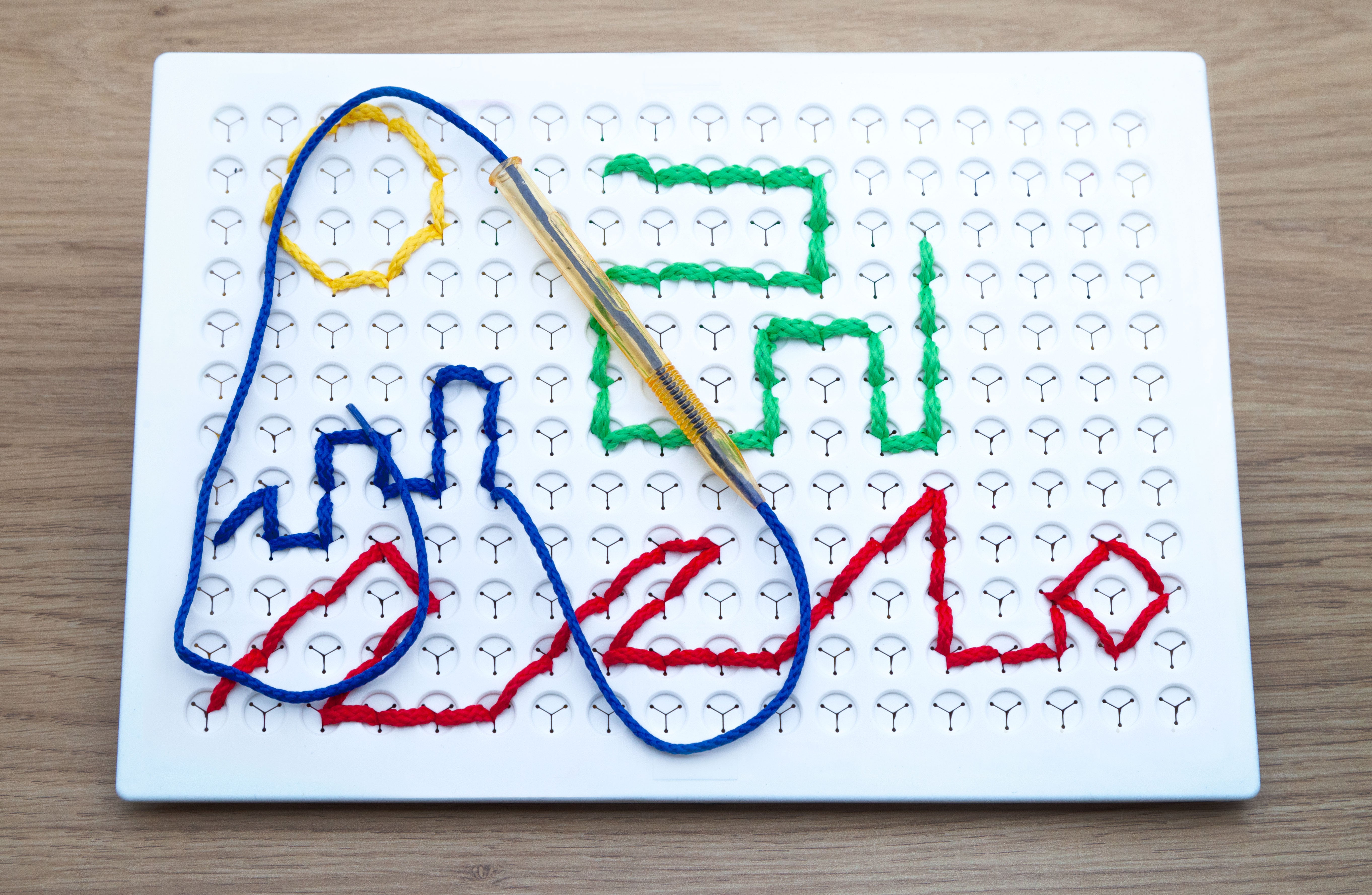 Plaque d'enfilage avec lacets de couleurs - Set ludique Jeux & loisirs créatifs La family shop