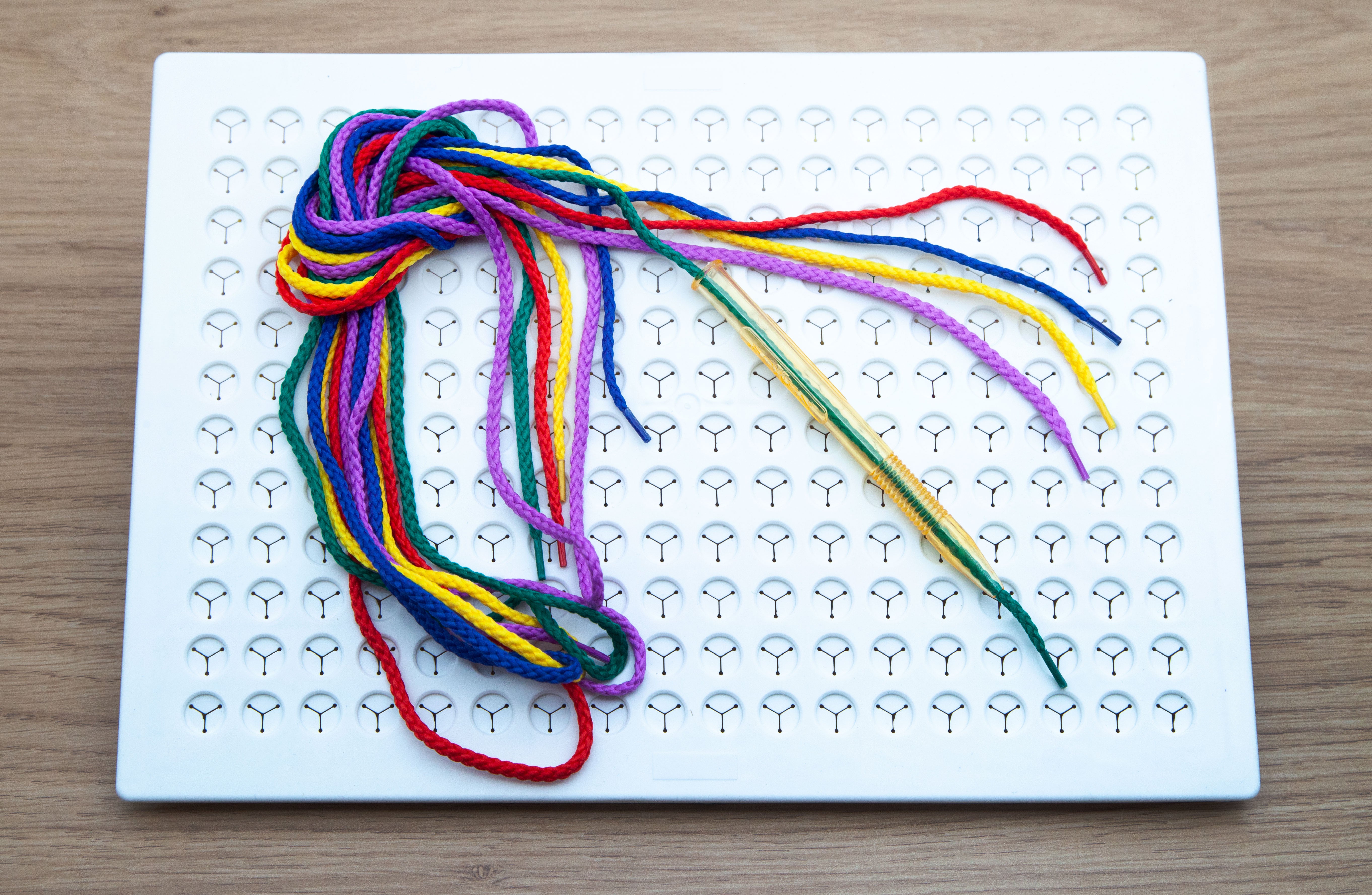 Plaque d'enfilage avec lacets de couleurs - Set ludique Jeux & loisirs créatifs La family shop