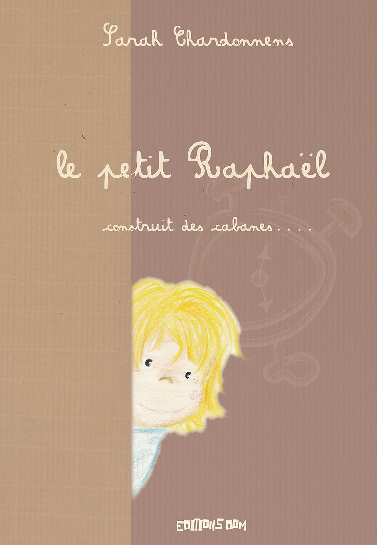 Le petit Raphaël construit des cabanes...