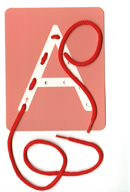 Coffret : coffret Montessori des cartes à lacer des lettres de Balthazar Montessori & Steiner La family shop   